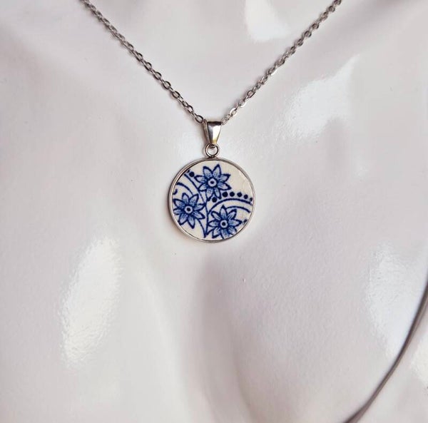 Pendentif unique réalisé à partir d'une assiette ancienne