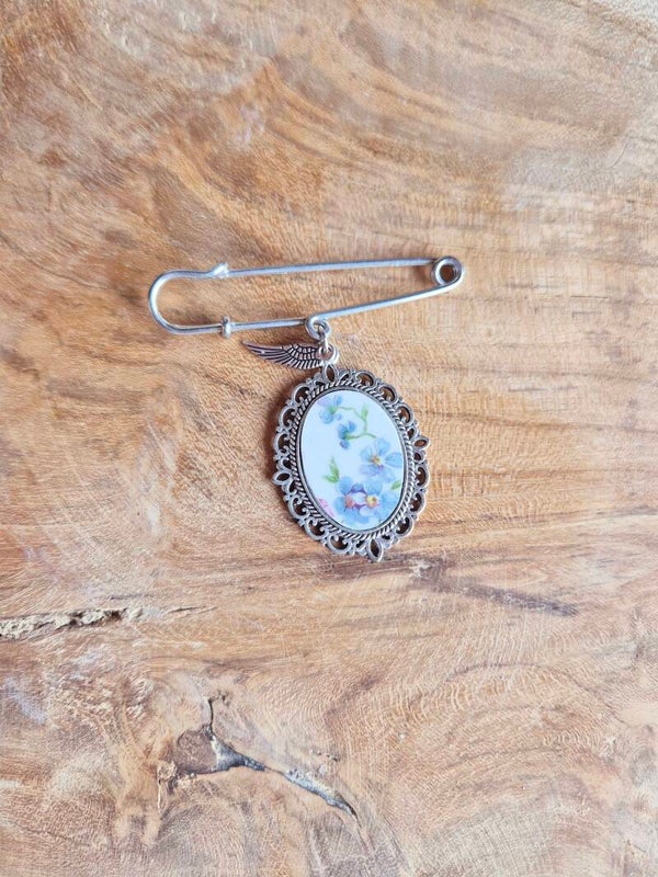 Broche intégrant un morceau d'assiette ancienne