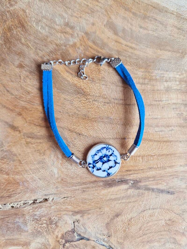 Bracelet crée avec un morceau d'assiette ancienne