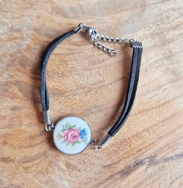 Bracelet crée à partir d'une assiette vintage recyclée