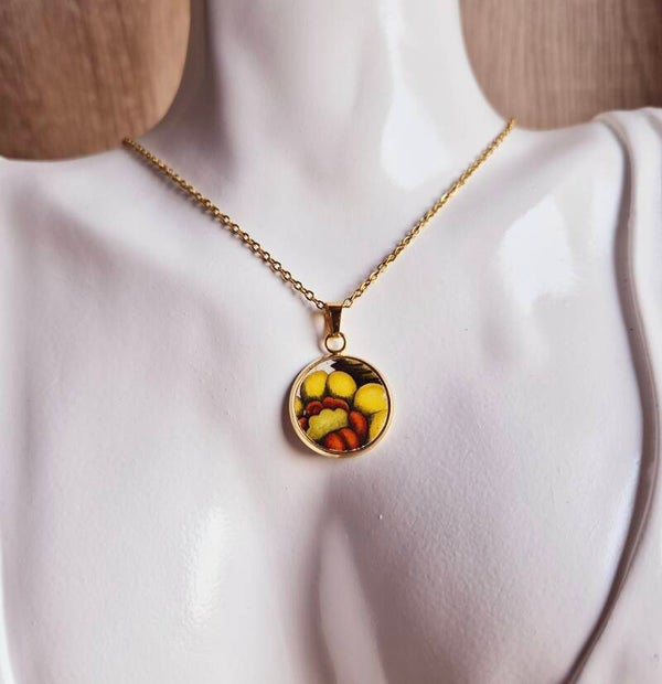 Pendentif unique réalisé à partir d'une assiette ancienne