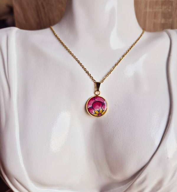 Pendentif unique réalisé à partir d'une assiette ancienne