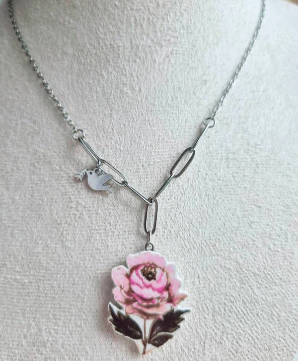 Pendentif Rose et Colombe – Un bijou chargé de poésie