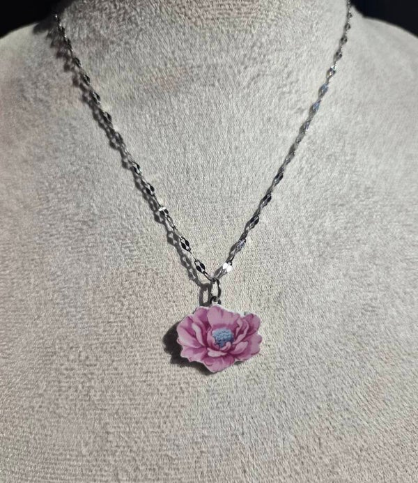 Pendentif Fleur en Faïence Ancienne – Bijou Artisanal Unique en Normandie