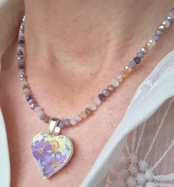 Pendentif coeur dans une assiette ancienne