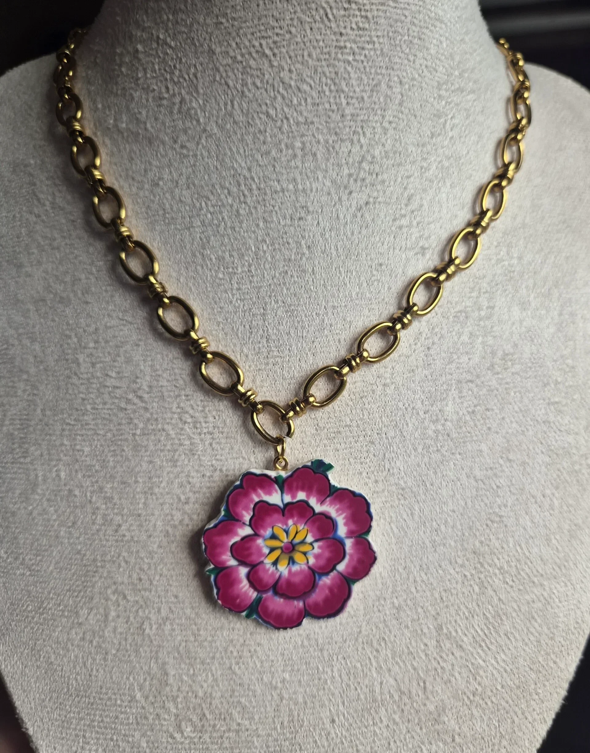 Pendentif Fleur Rose – L’élégance ancienne rencontre la modernité