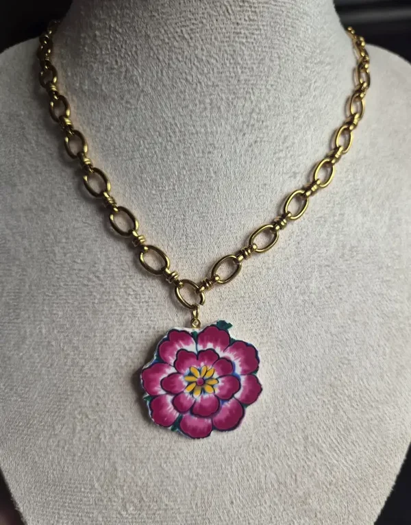 Pendentif Fleur Rose – L’élégance ancienne rencontre la modernité