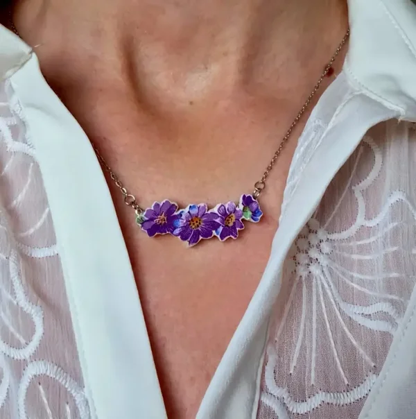Pendentif Fleurs Violettes – Pièce Unique en Faïence Upcyclée