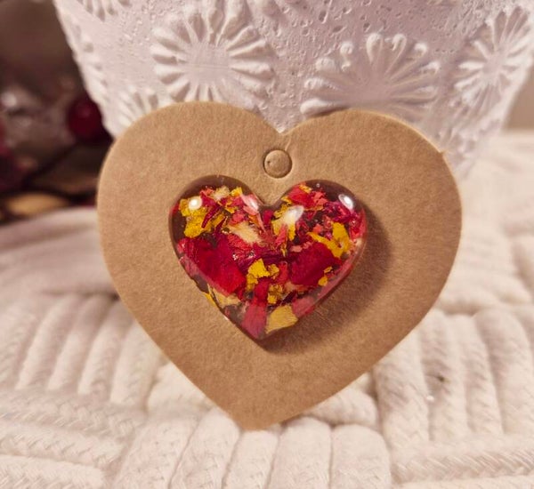 Pin’s personnalisable avec les pétales de votre bouquet de mariée