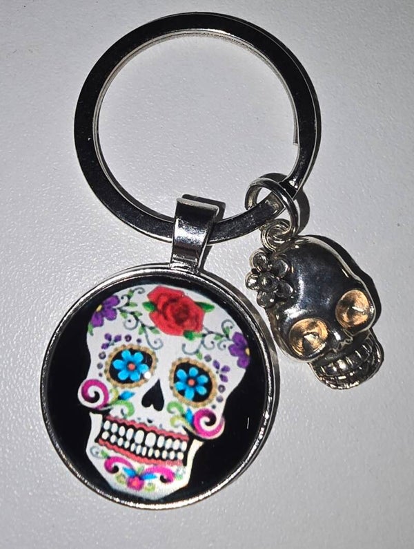 Porte-clé tête de mort + breloque