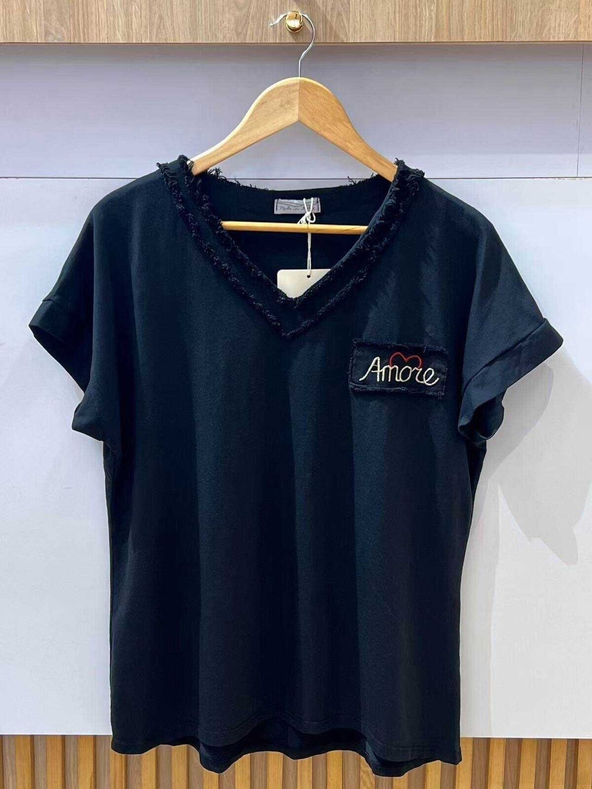 T-shirt col V avec borderie amour