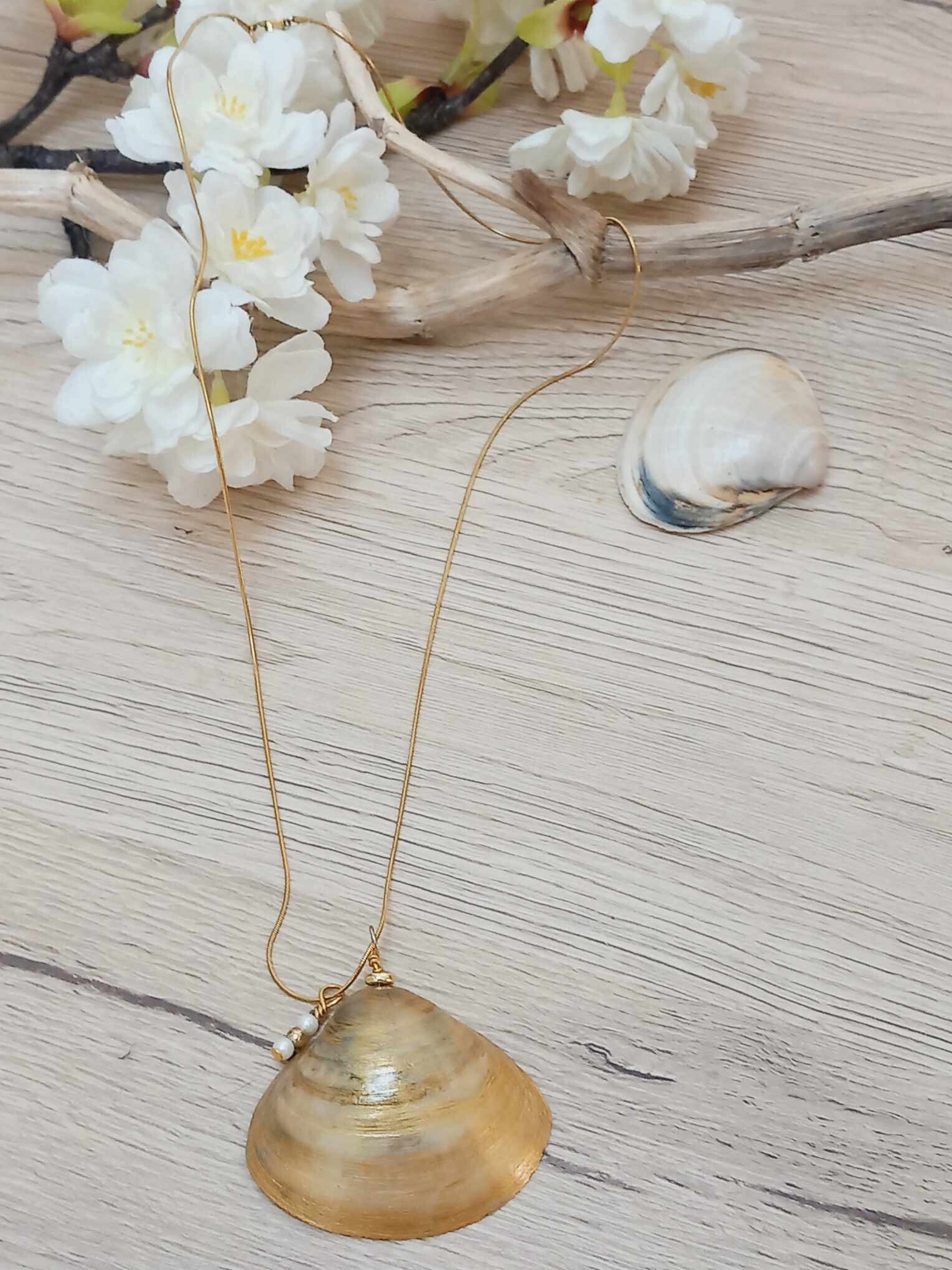 chaine plaquée or et pendentif coquillage doré