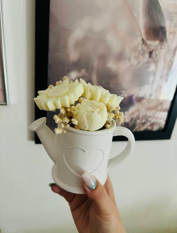 Arrosoir fleuri en pot fait main – délicatesse et authenticité