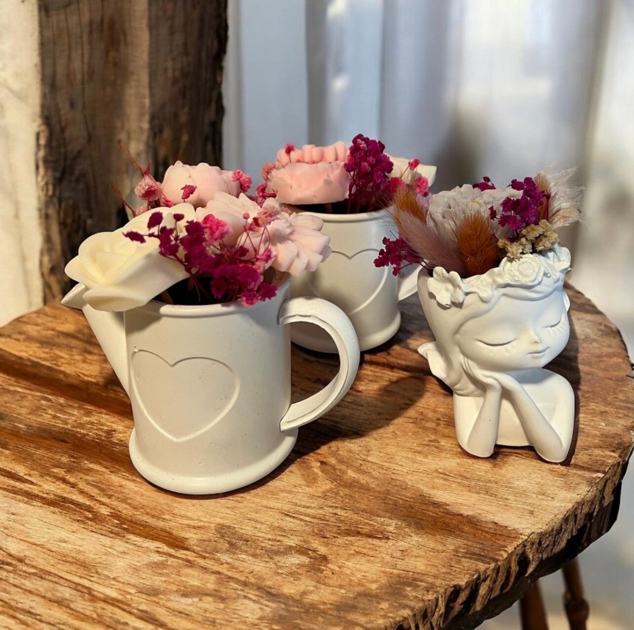 Arrosoir fleuri en pot fait main – délicatesse et authenticité