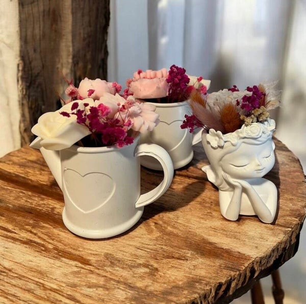 Arrosoir fleuri en pot fait main – délicatesse et authenticité