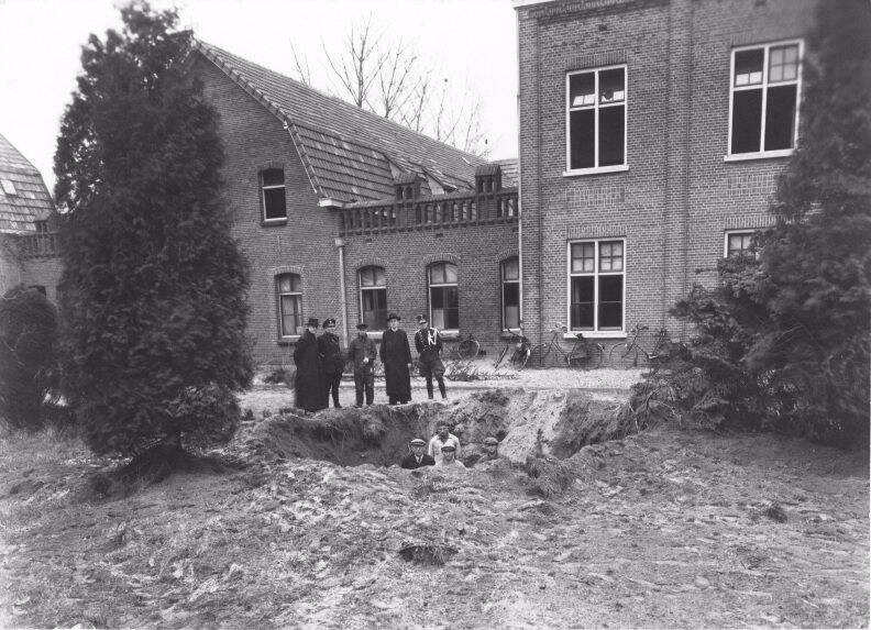 Bomkrater bij St. Antonius, 1945.