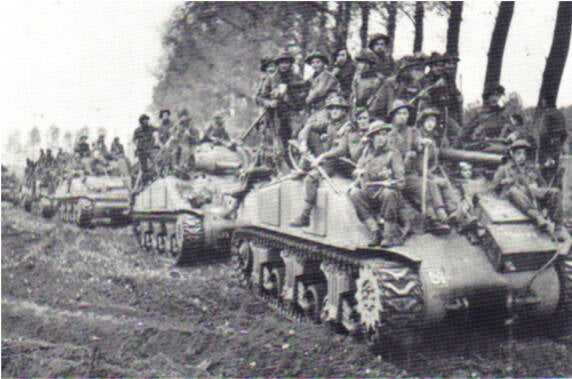 De 5e Camerons divisie met Shermantanks in Kaatsheuvel, 29 oktober 1944.
