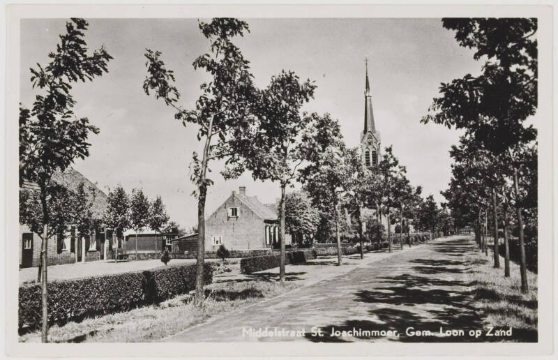 BMS0001 - Middelstraat - De Middelstraat met op de achtergrond de St. Joachimkerk.
