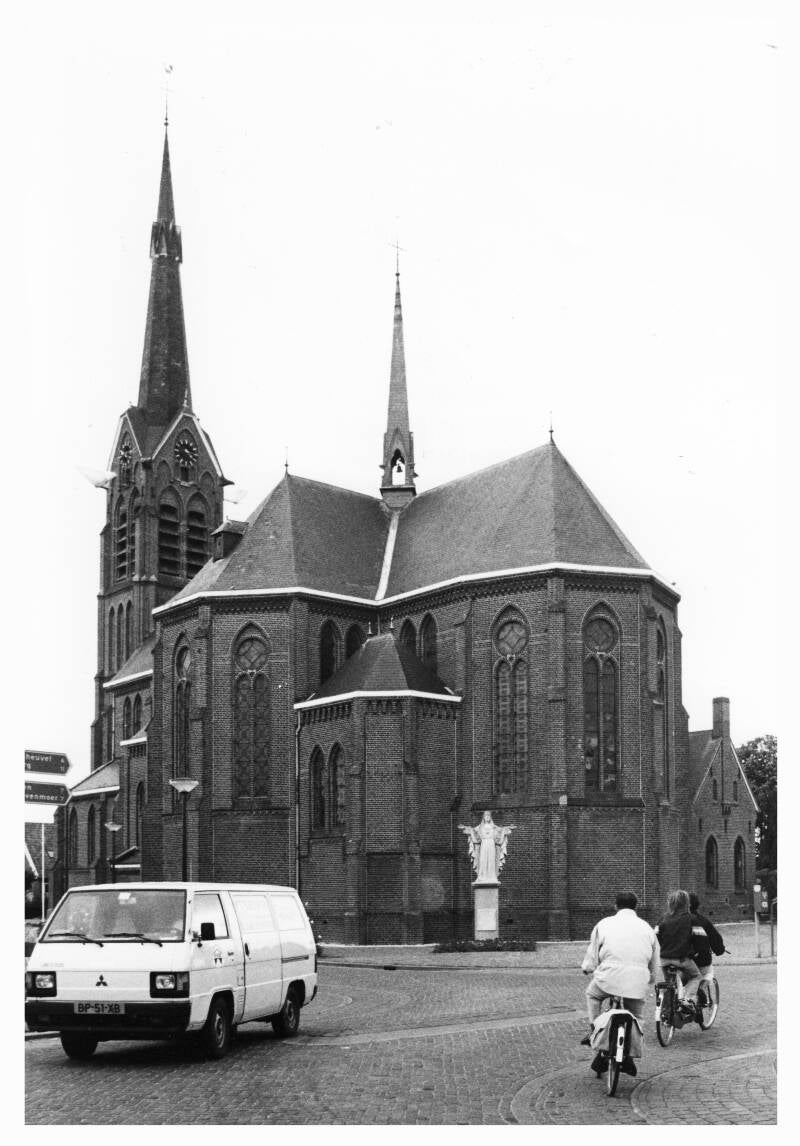 BMS0011 - Kruising de Moer - De Heilige St. Joachimkerk met op het plein het Heilig Hartbeeld.