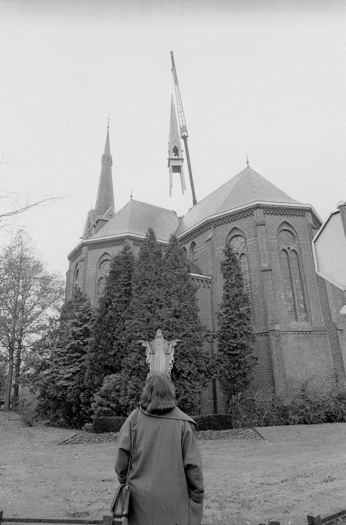 BMS0004 - Kruising de Moer - Het plaatsen van het torentje te midden van de St. Joachimkerk, 14 november 1988.