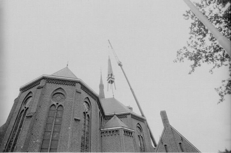 BMS0005 - Kruising de Moer - Het plaatsen van het torentje te midden van de St. Joachimkerk, 14 november 1988.