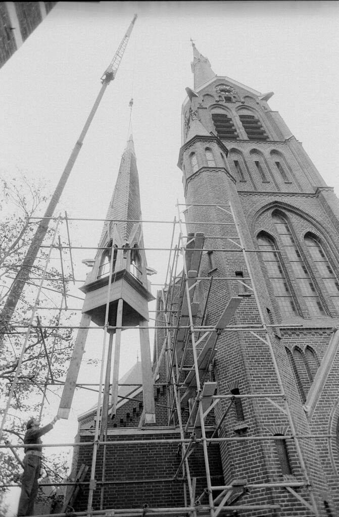 BMS0006 - Kruising de Moer - Het plaatsen van het torentje te midden van de St. Joachimkerk, 14 november 1988.
