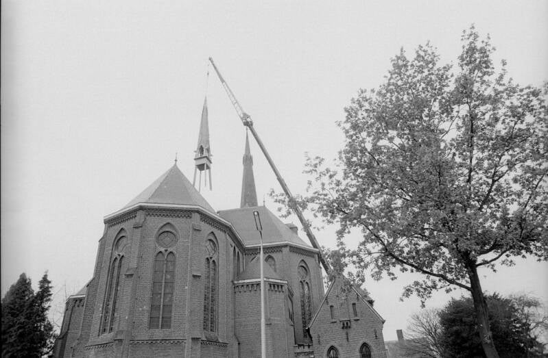 BMS0008 -Kruising de Moer - Het plaatsen van het torentje te midden van de St. Joachimkerk, 14 november 1988.
