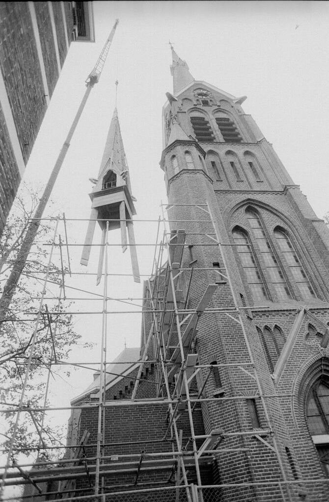 BMS0010 - Kruising de Moer - Het plaatsen van het torentje te midden van de St. Joachimkerk, 14 november 1988.
