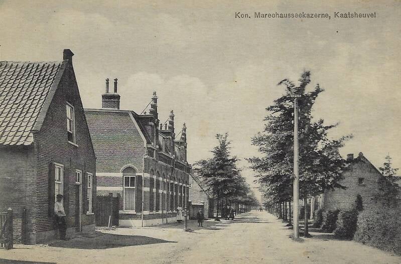 BSK0001 - De Kruisstraat (tegenwoordig Antoniusstraat) met links de marechausseekazerne van Kaatsheuvel, circa 1910.