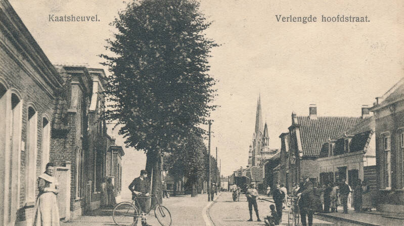 BSK0009 - Bewoners voor Hotel van den Assem, met het gemeentehuis, St. Jan en de toren van de Waterstaatskerk op de achtergrond, tussen 1913 en 1915.