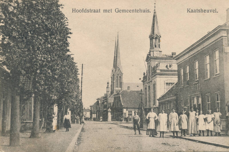BSK0010 - Bewoners voor Hotel van den Assem, met het gemeentehuis, St. Jan en de toren van de Waterstaatskerk op de achtergrond, tussen 1913 en 1915.