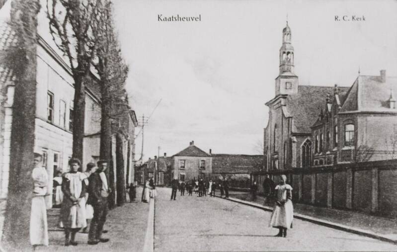 BSK0019 - De Hoofdstraat met rechts de Waterstaatskerk, circa 1900.