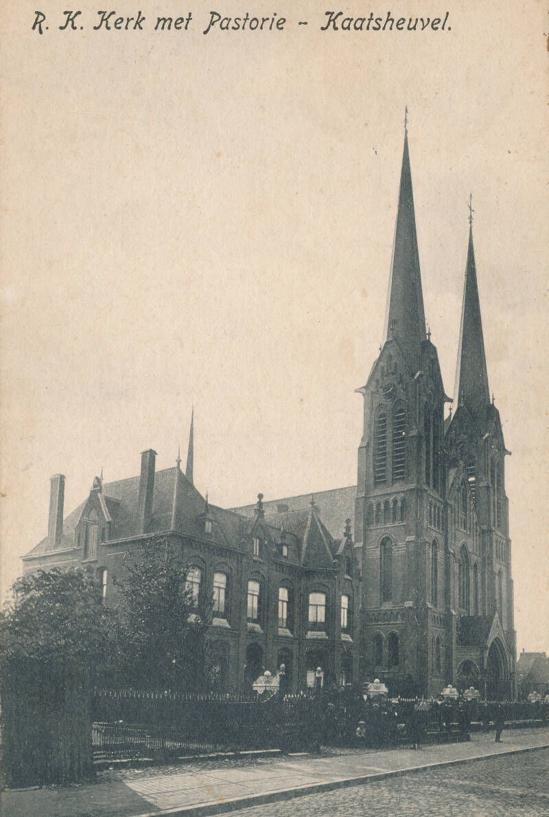 BSK0028 - De St. Johannes de Doperkerk met links de daarbij horende pastorie.