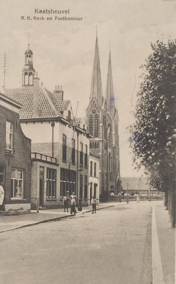 BSK0031 - De St. Johannes de Doperkerk met het postkantoor, circa 1930.