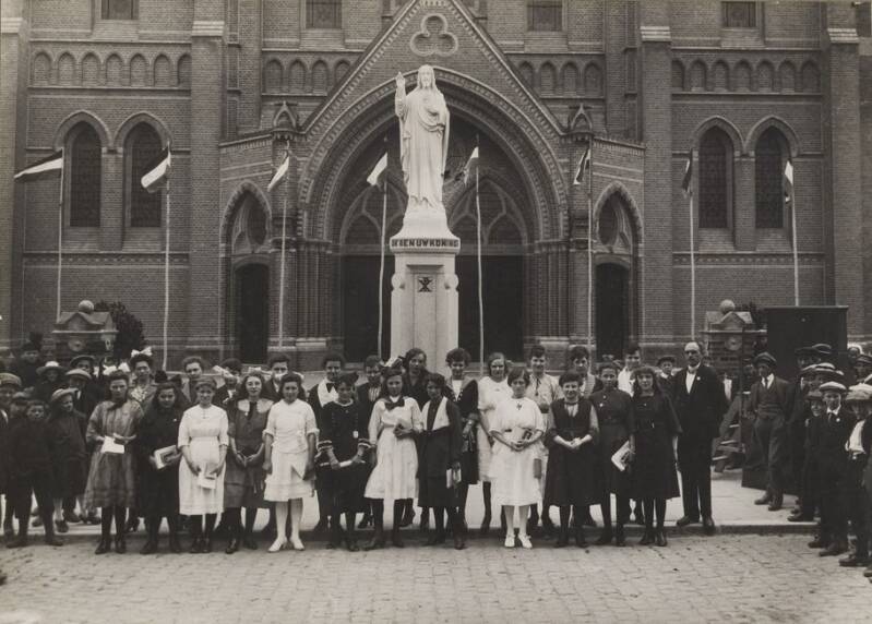 BSK0032 - Plechtige vernieuwing van de doopbelofte door groep dames voor de St. Johannes de Doperkerk, circa 1935.