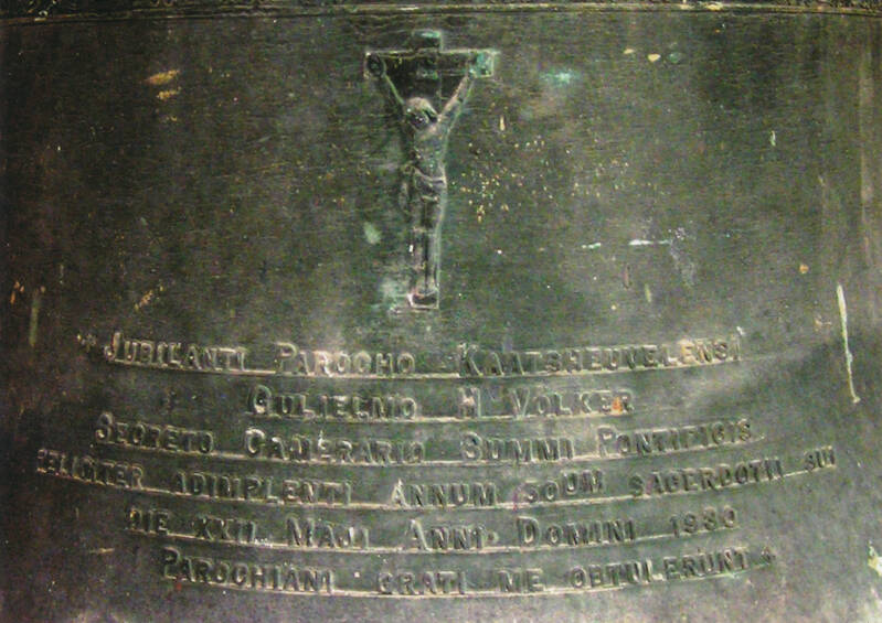 BSK0034 - Eén van de belklokken van de St. Johannes de Doperkerk met tekst.