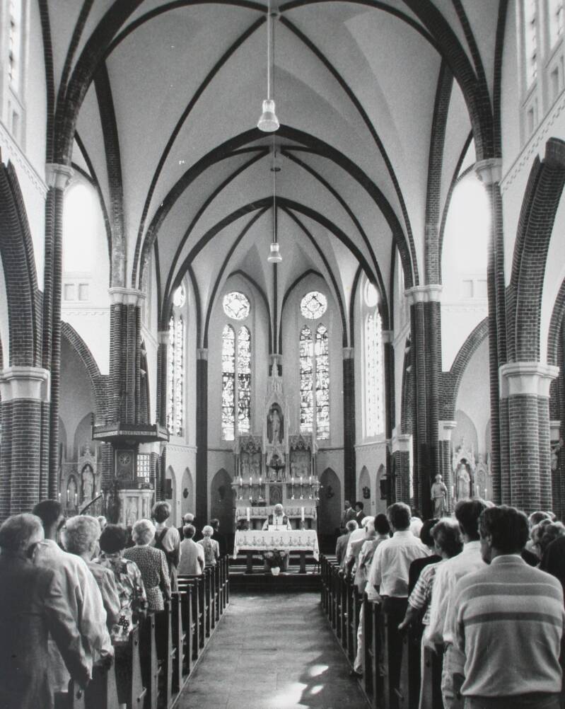BSK0035 - Het interieur van de St. Johannes de Doperkerk gedurende een dienst, circa 1980.