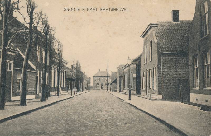 BSK0042 - De Hoofdstraat richting de splitsing Roestenbergstraat (links) en Mgr. Völkerstraat (rechts). Het gebouw in het midden werd bewoond door de Broeders van Liefde, circa 1905.