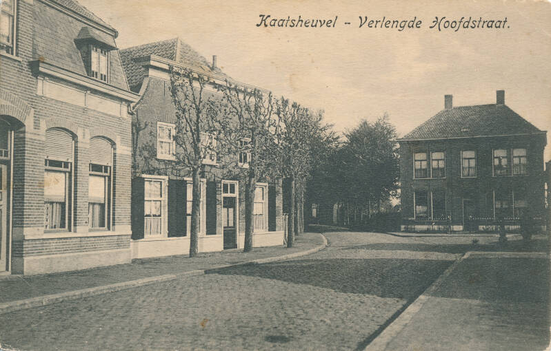BSK0043 - De Hoofdstraat richting de splitsing Roestenbergstraat (links) en Mgr. Völkerstraat (rechts). Het gebouw in het midden werd bewoond door de Broeders van Liefde, circa 1905.