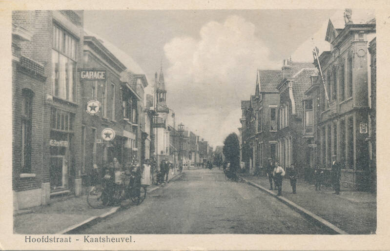 BSK0044 - De Hoofdstraat richting de hoek Peperstraat, met op de achtergrond de voorgevel van het gemeentehuis (1853-1925).