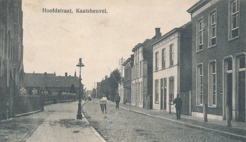 BSK0045 - De Hoofdstraat met links de voorgevel van de St. Johannes de Doperkerk, circa 1910.