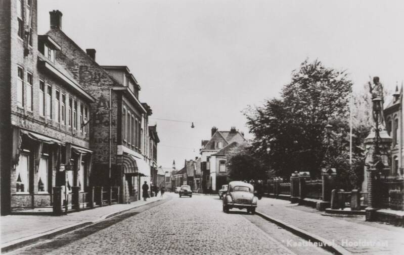 BSK0047 - De Hoofdstraat met rechts de voorgevel van de St. Johannes de Doperkerk, circa 1935.