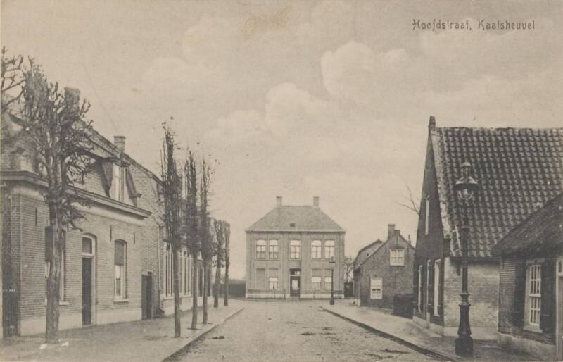 BSK0048 - De Hoofdstraat richting de splitsing Roestenbergstraat (links) en Mgr. Völkerstraat (rechts). Het gebouw in het midden werd bewoond door de Broeders van Liefde, circa 1905.
