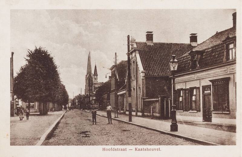 BSK0049 - Hoofdstraat - Op de achtergrond hotel van den Assem, met het gemeentehuis en de St. Jan op de achtergrond, 1929.