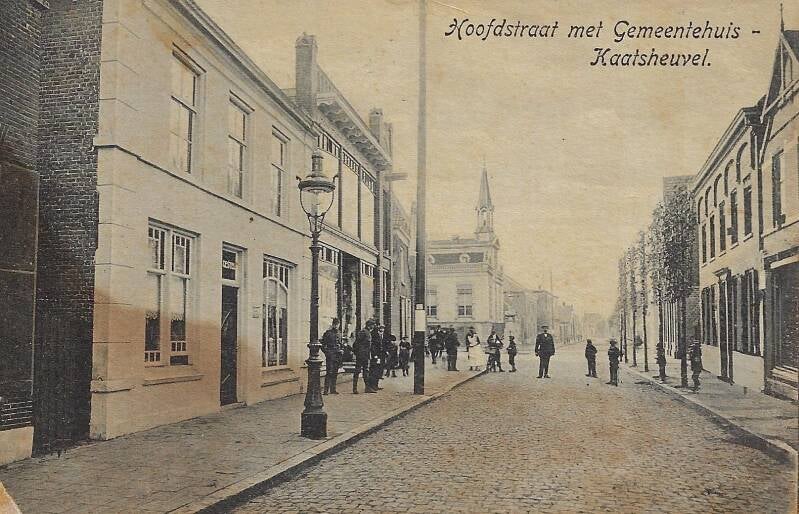 BSK0050 - De Hoofdstraat richting de hoek Peperstraat, met op de achtergrond het gemeentehuis (1853-1925), 1916.