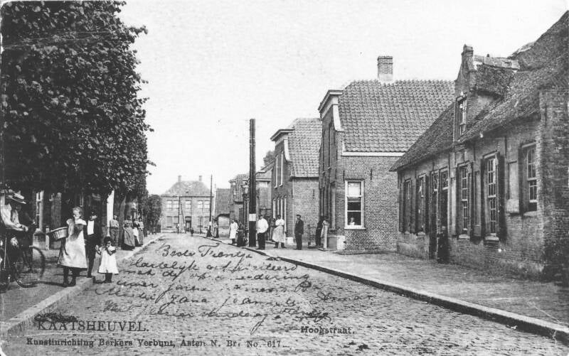 BSK0051 - De Hoofdstraat richting de splitsing Roestenbergstraat (links) en Mgr. Völkerstraat (rechts).