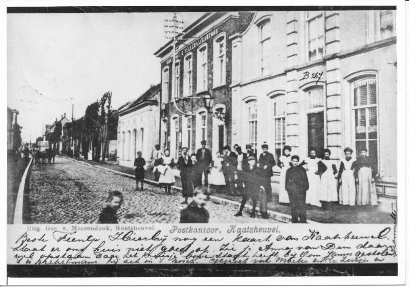 BSK0052 - De Hoofdstraat, het donkere gebouw is het post- en telegraafkantoor.