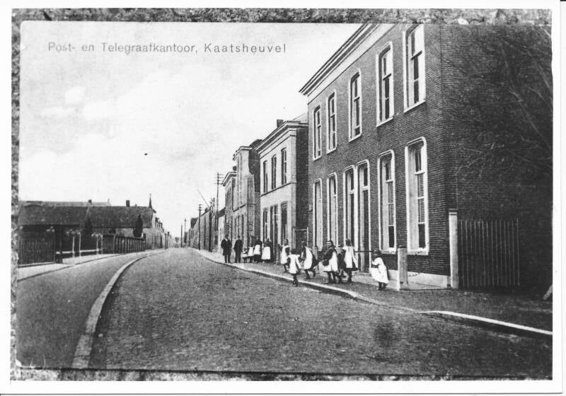 BSK0053 - De Hoofdstraat, het donkere gebouw is het post- en telegraafkantoor.