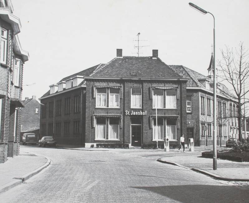 BSK0054 - De splitsing vanuit Hoofdstraat richting de Roestenbergstraat (links) en Mgr. Völkerstraat (rechts).