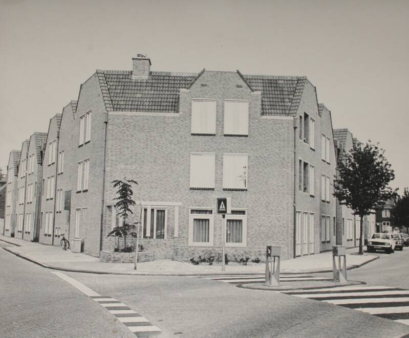 BSK0055 - De splitsing vanuit Hoofdstraat richting de Roestenbergstraat (links) en Mgr. Völkerstraat (rechts).